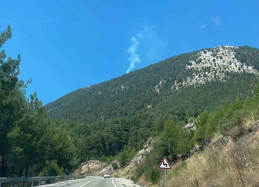 Fethiye ilçesindeki orman yangınında, ekiplerin havadan müdahale çalışmaları devam ediyor.