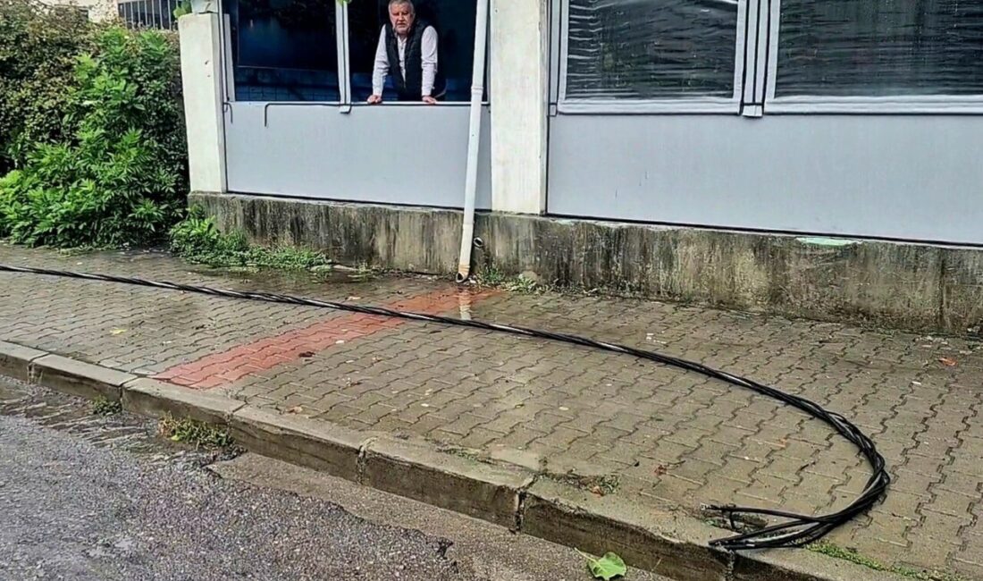 Bartın’da Aladağ Mahallesi Kavallar Caddesi’nde yaşanan fırtına hasarı sonucunda enerji