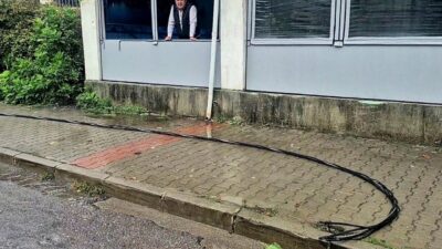 Bartın’da Aladağ Mahallesi Kavallar Caddesi’nde yaşanan fırtına hasarı sonucunda enerji
