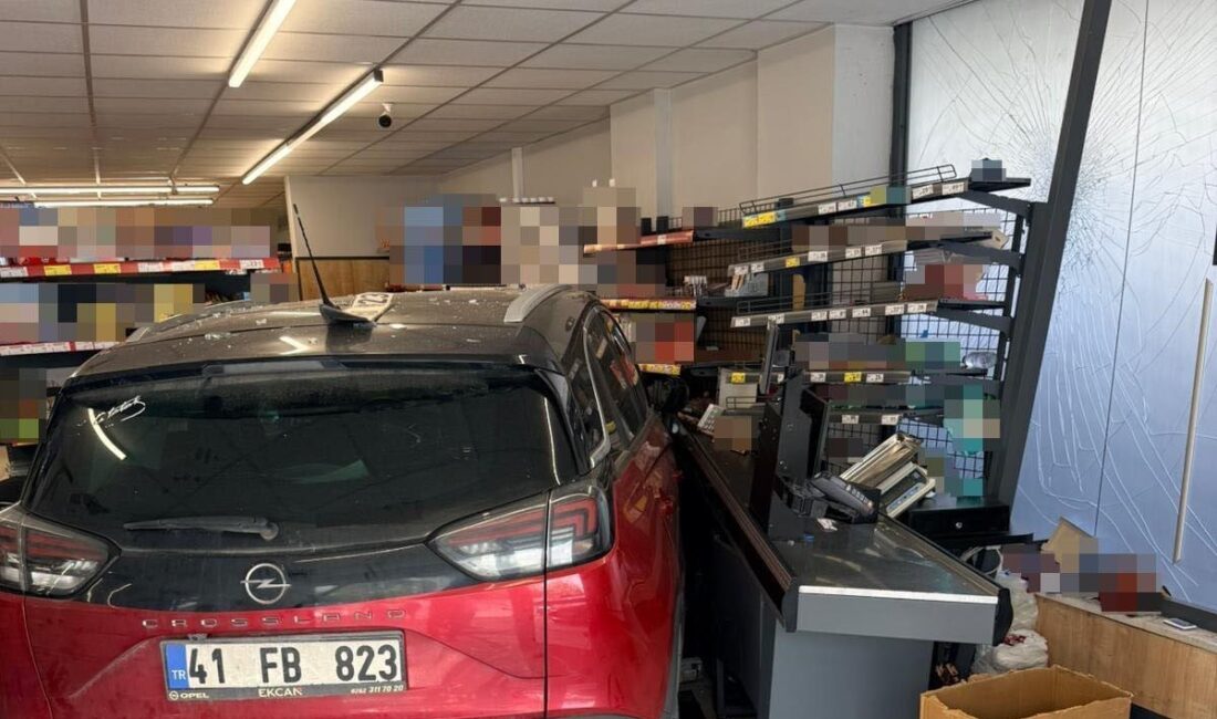 Kocaeli’de bir kadın sürücü, fren yerine gaz pedalına basarak bir
