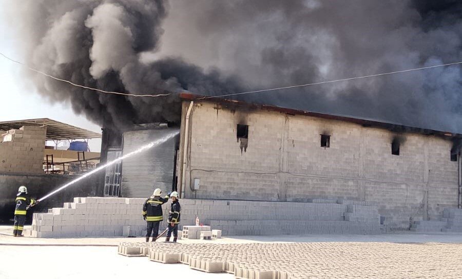 Nizip ilçesinde bulunan bir atık yağ tesisinde yangın çıktı ve