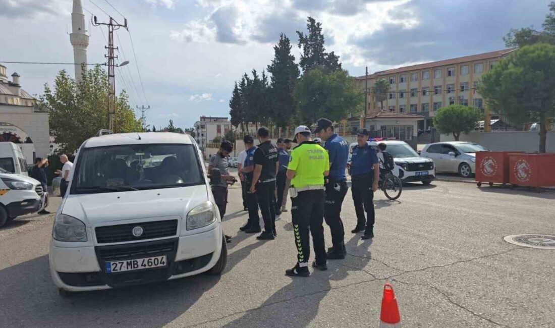 Gaziantep’in İslahiye ilçesinde, emniyet ekipleri okul çevrelerinde denetimleri sıklaştırarak güvenlik