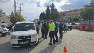 Gaziantep’in İslahiye ilçesinde, emniyet ekipleri okul çevrelerinde denetimleri sıklaştırarak güvenlik