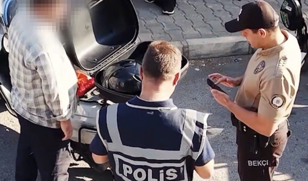 Gaziantep’te, emniyet ekipleri okulların açılmasıyla birlikte okul çevrelerinde güvenlik denetimlerini