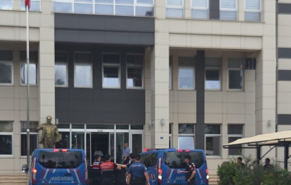 Antalya’nın Gazipaşa ilçesinde yaşanan olayda bir polis memuru ve bir