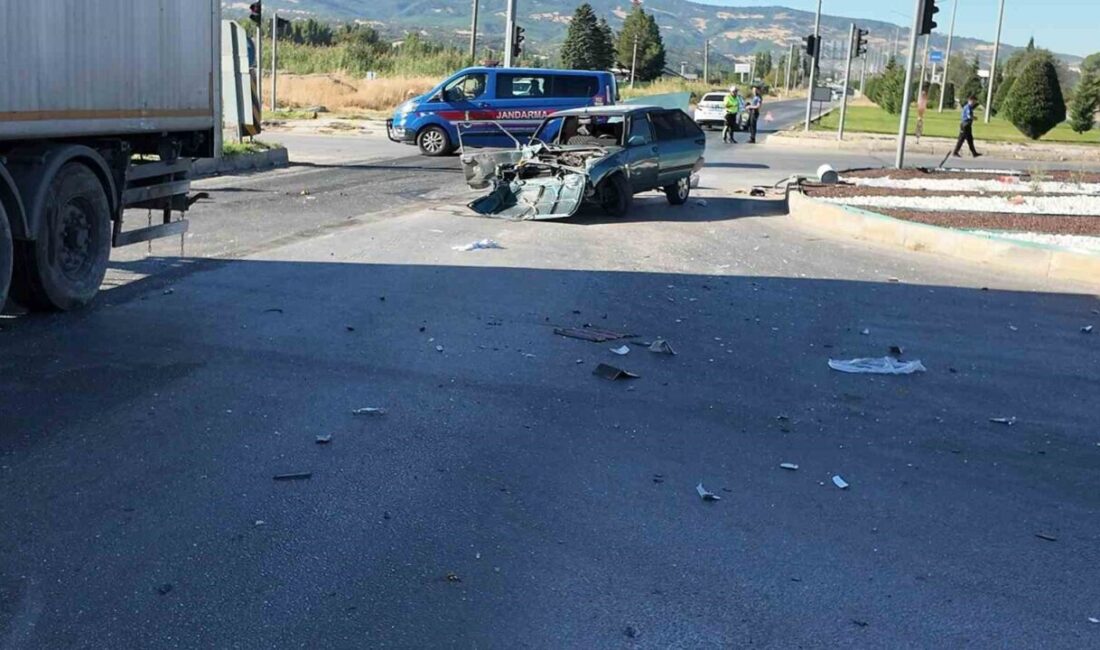 Kütahya’nın Gediz ilçesinde meydana gelen trafik kazasında tır ile otomobilin