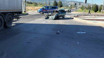 Kütahya’nın Gediz ilçesinde meydana gelen trafik kazasında tır ile otomobilin