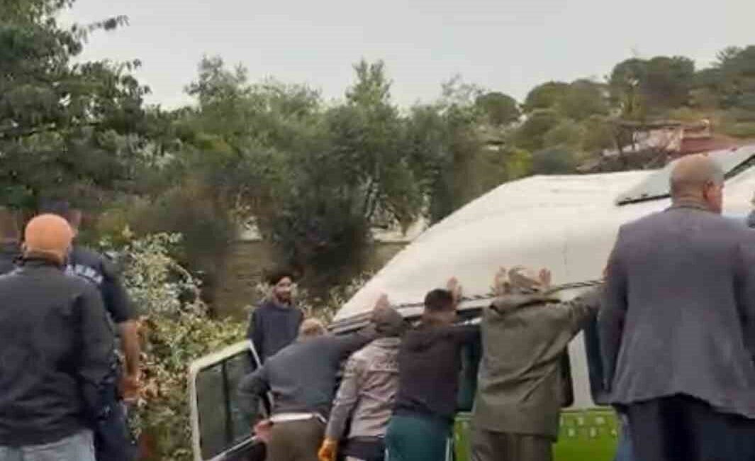 Gökçeada’nın Gökçeada ilçesinde bir minibüsün devrilmesi sonucunda sürücü öldü, 2