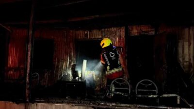 Balıkesir’in Gönen ilçesinde deniz kıyısında yer alan bir barakada gece