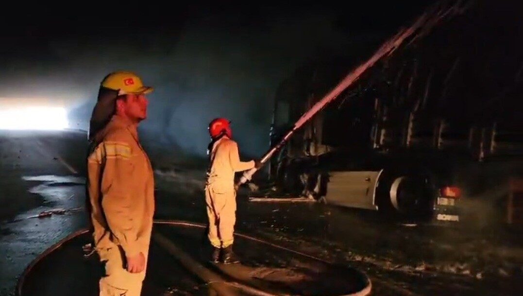 Gülek Tüneli’nde seyir halindeki bir tırda çıkan yangın, Adana-Pozantı Otoyolu
