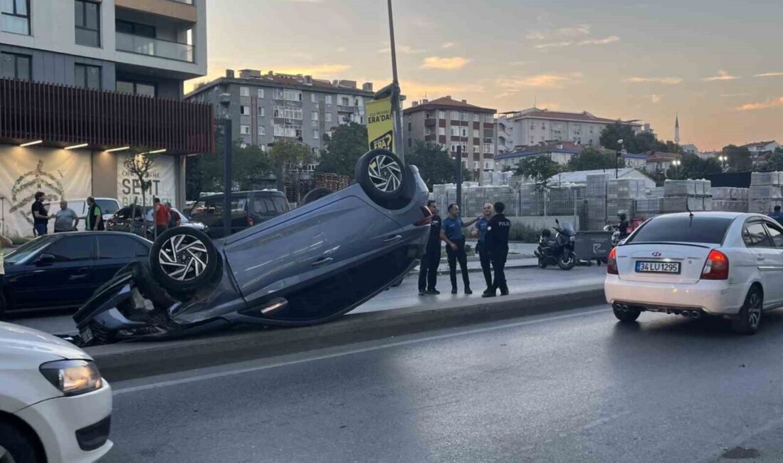 İstanbul’un Güngören ilçesinde bir otomobil, seyir halindeyken park halindeki bir