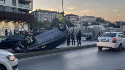 İstanbul’un Güngören ilçesinde bir otomobil, seyir halindeyken park halindeki bir