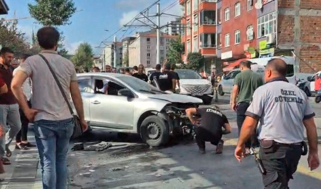 Güngören ilçesinde bir sürücü direksiyon hakimiyetini kaybederek kaldırıma çıktı ve
