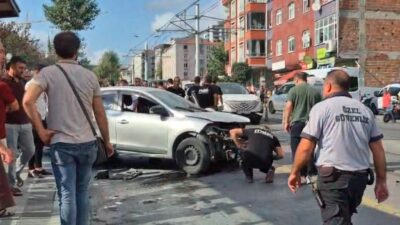 Güngören ilçesinde bir sürücü direksiyon hakimiyetini kaybederek kaldırıma çıktı ve
