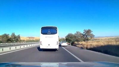 Bozüyük-Eskişehir kara yolunda güvenlik şeridini ihlal ederek makas atan bir