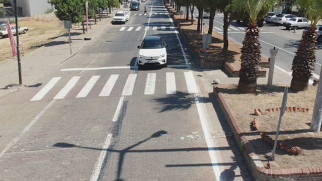 Kuşadası’nın Güzelçamlı Mahallesi’nde trafik polisleri, Milli Park Caddesi’nde drone ile
