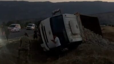 Hakkari’nin Derecik ilçesinde, kum yüklü bir kamyonetin freni boşalınca sürücüsü