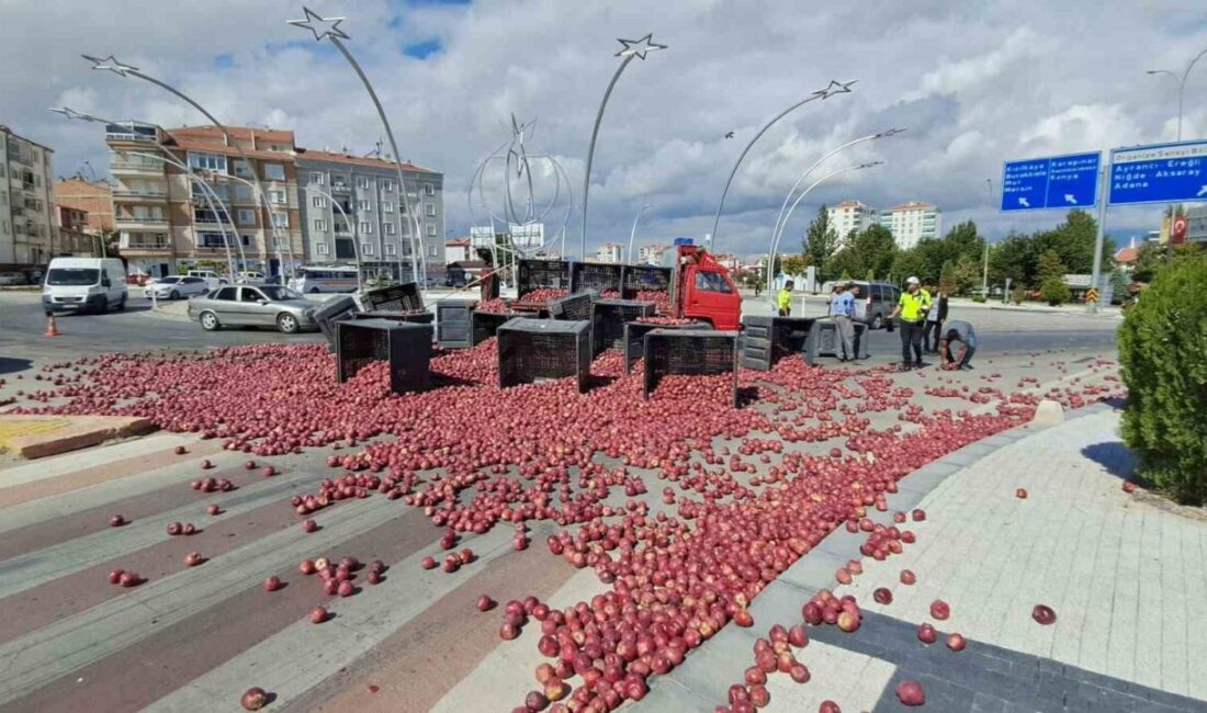 Karaman’da bir kamyonetin kasasında bulunan tonlarca elma, halatın kopması sonucu