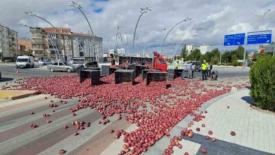 Karaman’da bir kamyonetin kasasında bulunan tonlarca elma, halatın kopması sonucu