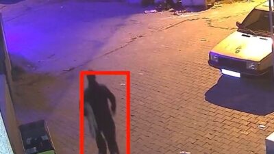 Keşan ilçesinde bir evin önündeki halıyı çalan şüpheli, güvenlik kamerasına