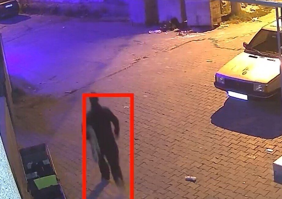 Keşan ilçesinde bir evin önündeki halıyı çalan şüpheli, güvenlik kamerasına