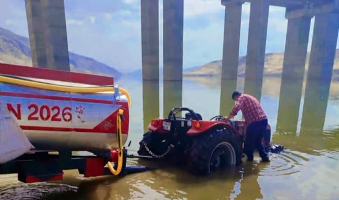 Hasankeyf ilçesindeki Ilısu Barajı’nın sularına gömülen bir römorklu traktör, çevre