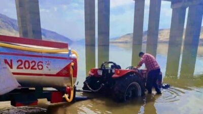 Hasankeyf ilçesindeki Ilısu Barajı’nın sularına gömülen bir römorklu traktör, çevre