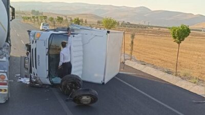 Hasankeyf ilçesinde meydana gelen trafik kazasında kamyonet devrildi ve araçta