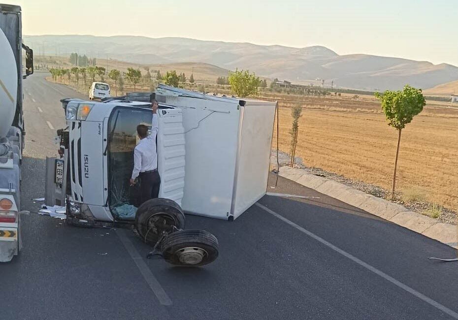 Hasankeyf ilçesinde meydana gelen trafik kazasında kamyonet devrildi ve araçta