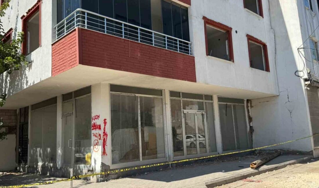 Adıyaman’da Kahramanmaraş merkezli 2023 depremlerinde hasar gören ve yıkımı henüz
