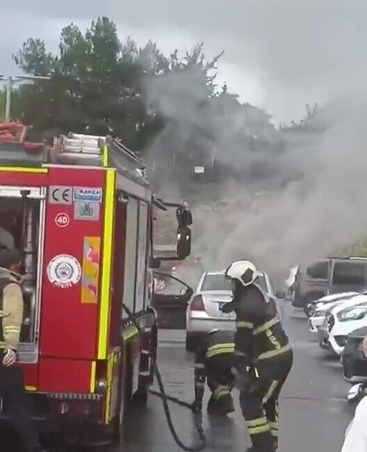 Kocaeli Şehir Hastanesi otoparkında park halindeki bir araçta meydana gelen