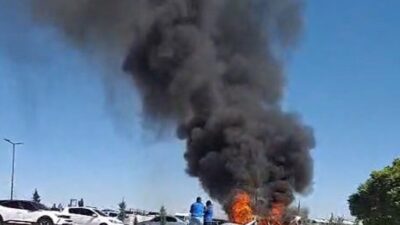 Aksaray’da bir otoparkta meydana gelen yangında otomobil alev topuna dönerek