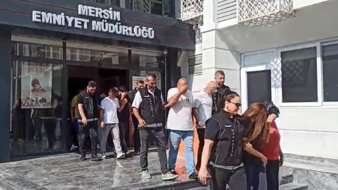 Mersin’de, şehir hastanesinin açık otoparkında park halindeki bir panelvanda 256