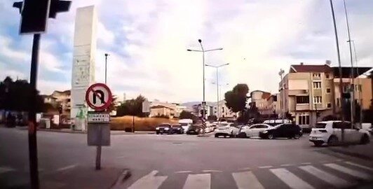 Bursa’da bir otomobil, Osmangazi ilçesi Akpınar Mahallesi Kavaklı Caddesi’nde hatalı