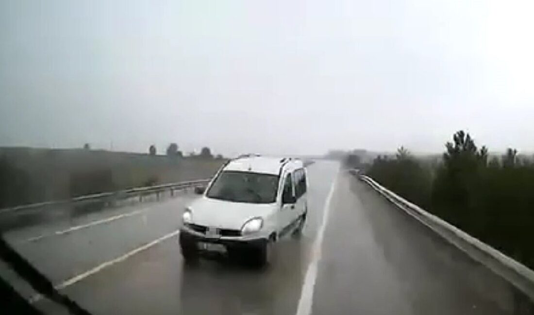 Eflani ilçesinde meydana gelen bir trafik olayıda hafif ticari araç,