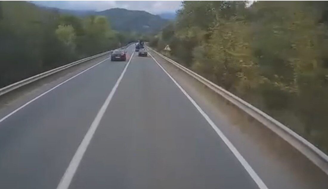 Yenice ilçesinde bir otomobil sürücüsünün, önünde seyreden aracı hatalı bir