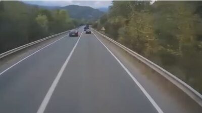 Yenice ilçesinde bir otomobil sürücüsünün, önünde seyreden aracı hatalı bir