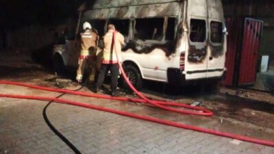 Kumlu ilçesindeki bir minibüste çıkan yangın, can kaybı ve yaralanma