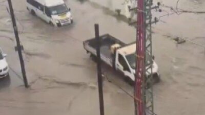 Hatay’da Meteoroloji’nin şiddetli yağış uyarısının ardından sabah saatlerinde başlayan yağmur,