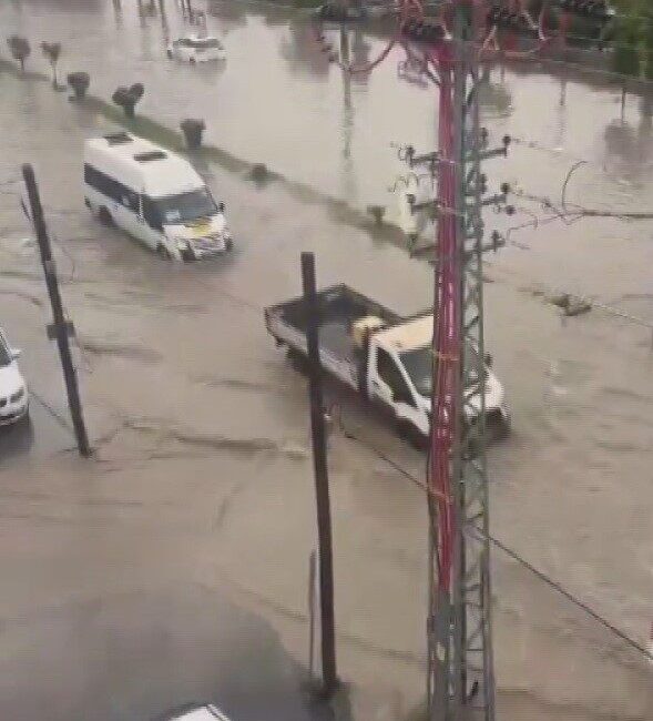 Hatay’da Meteoroloji’nin şiddetli yağış uyarısının ardından sabah saatlerinde başlayan yağmur,