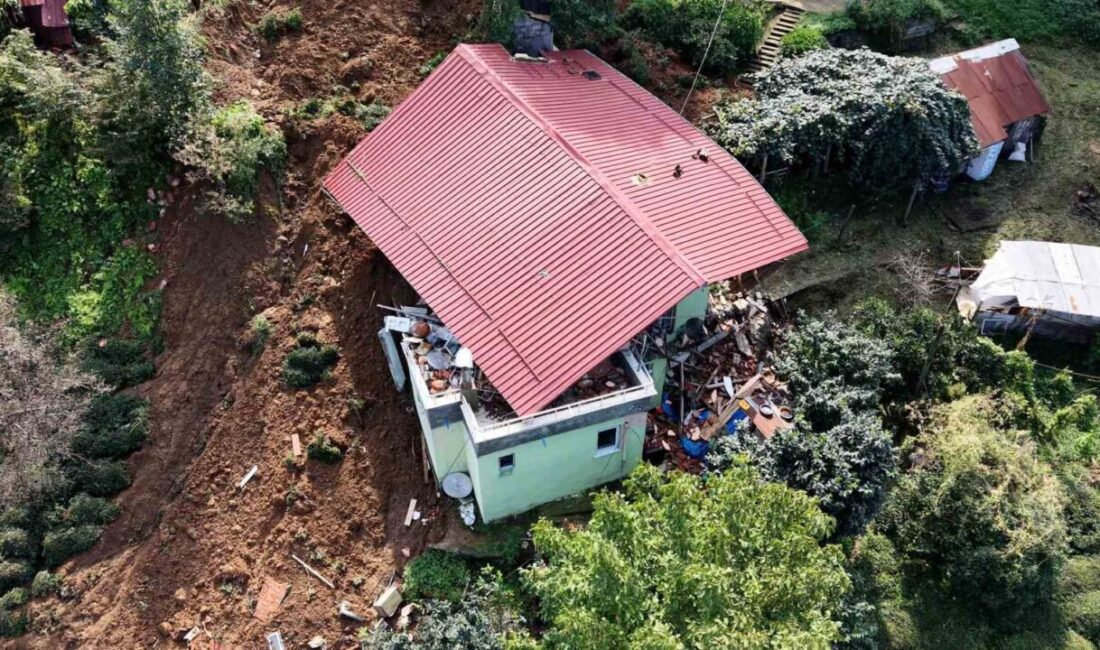 Rize’nin Pazar ilçesinde meydana gelen heyelan nedeniyle içi balçıkla dolup