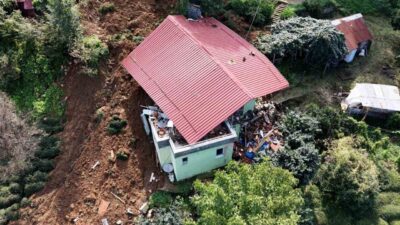 Rize’nin Pazar ilçesinde meydana gelen heyelan nedeniyle içi balçıkla dolup