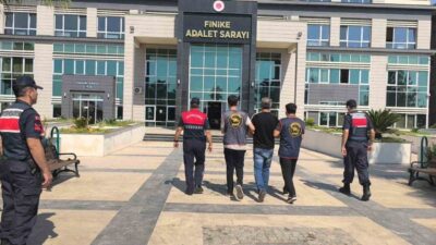 Finike ilçesinde bir binada hırsızlık suçundan aranan ve 25 yıl