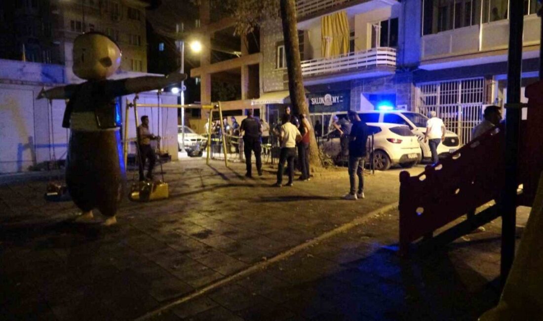 Malatya’nın Battalgazi ilçesinde meydana gelen olayda, bir kişi husumetlileriyle yaşadığı