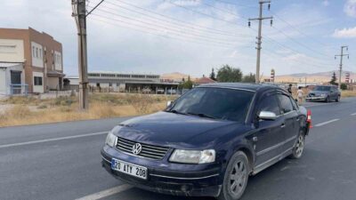 Afyonkarahisar’ın Bolvadin ilçesinde meydana gelen trafik kazasında, iki otomobil çarpışarak