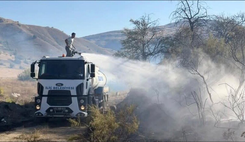 Erzincan’ın İliç ilçesine bağlı Çayyaka köyünde tarım arazisinde başlayan yangın,