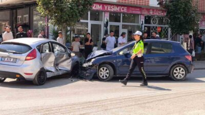 Bursa’nın İnegöl ilçesinde meydana gelen trafik kazasında 2 araç çarpıştı.