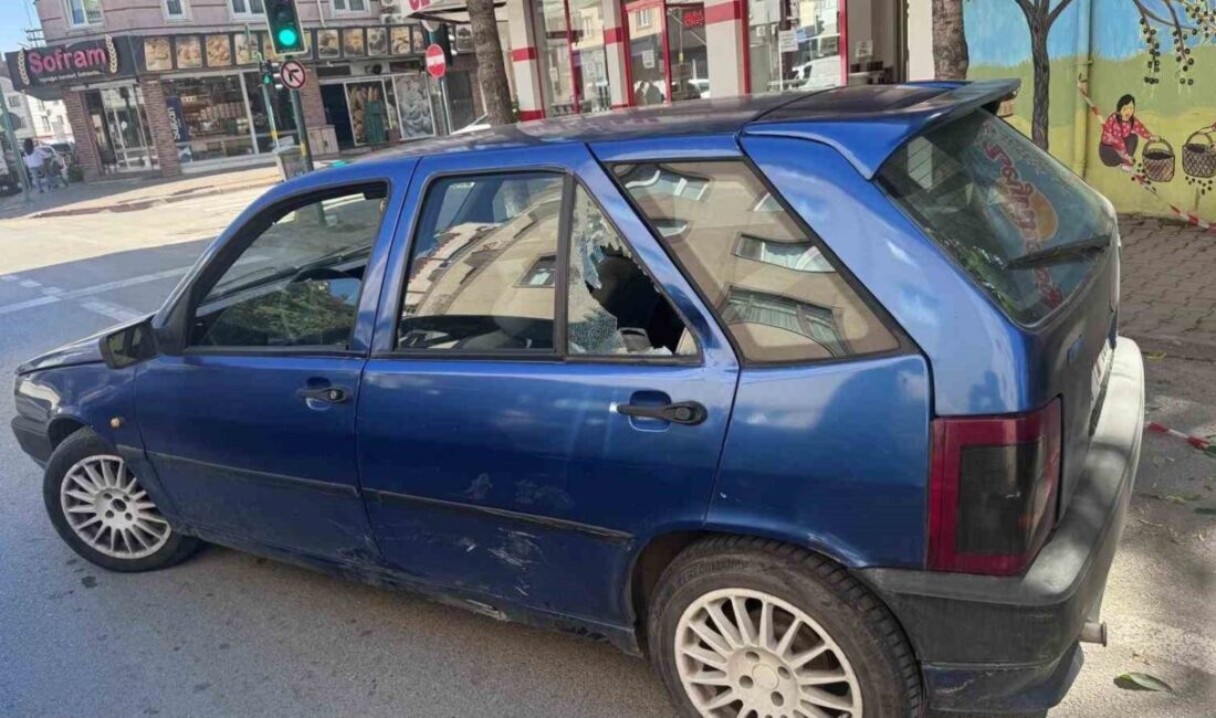 Bursa’nın İnegöl ilçesinde meydana gelen bir trafik kazasında, bir otomobil