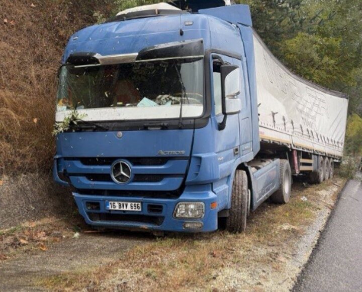 Bursa’nın İnegöl ilçesinde meydana gelen bir trafik kazasında, yağışın neden