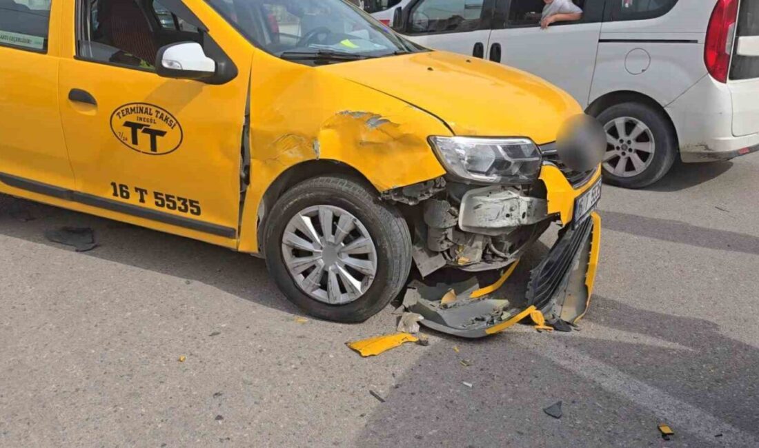 Bursa’nın İnegöl ilçesinde ticari taksi ile bir otomobilin çarpışması sonucu